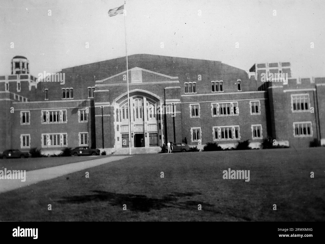Teaneck Armoury, New Jersey. Fotografia rara: Da una collezione compilata da un militare britannico sconosciuto che copre la No. 1 Composite Demonstration, AA Battery, tour degli Stati Uniti, dall'11 luglio 1943. Si tratta di una delle oltre cento immagini della collezione che erano in media di circa 4 x 3 pollici. Foto Stock Teaneck Armoury, New Jersey. Fotografia rara: Da una collezione compilata da un militare britannico sconosciuto che copre la No. 1 Composite Demonstration, AA Battery, tour degli Stati Uniti, dall'11 luglio 1943. Si tratta di una delle oltre cento immagini della collezione che erano in media di circa 4 x 3 pollici. Foto Stock