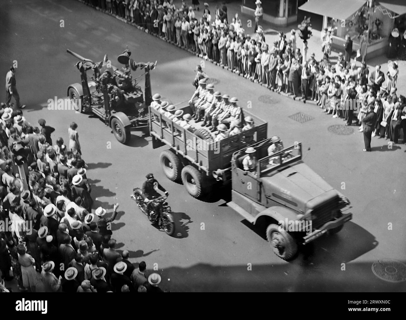 Pistola da 3,7" e squadra in parata a New York. Scena di strada con gli spettatori. Fotografia rara: Da una collezione compilata da un militare britannico sconosciuto che copre la No. 1 Composite Demonstration, AA Battery, tour degli Stati Uniti, dall'11 luglio 1943. Si tratta di una delle oltre cento immagini della collezione che erano in media di circa 4 x 3 pollici. Foto Stock Pistola da 3,7" e squadra in parata a New York. Scena di strada con gli spettatori. Fotografia rara: Da una collezione compilata da un militare britannico sconosciuto che copre la No. 1 Composite Demonstration, AA Battery, tour degli Stati Uniti, dall'11 luglio 1943. Si tratta di una delle oltre cento immagini della collezione che erano in media di circa 4 x 3 pollici. Foto Stock