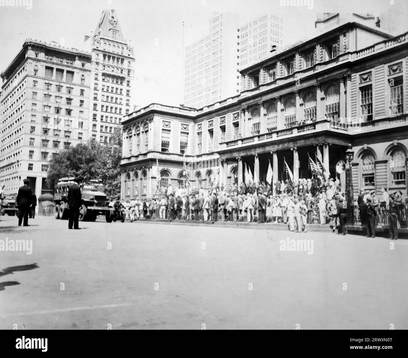Dignitari riuniti fuori dal municipio di New York. Fotografia rara: Da una collezione compilata da un militare britannico sconosciuto che copre la No. 1 Composite Demonstration, AA Battery, tour degli Stati Uniti, dall'11 luglio 1943. Si tratta di una delle oltre cento immagini della collezione che erano in media di circa 4 x 3 pollici. Foto Stock Dignitari riuniti fuori dal municipio di New York. Fotografia rara: Da una collezione compilata da un militare britannico sconosciuto che copre la No. 1 Composite Demonstration, AA Battery, tour degli Stati Uniti, dall'11 luglio 1943. Si tratta di una delle oltre cento immagini della collezione che erano in media di circa 4 x 3 pollici. Foto Stock