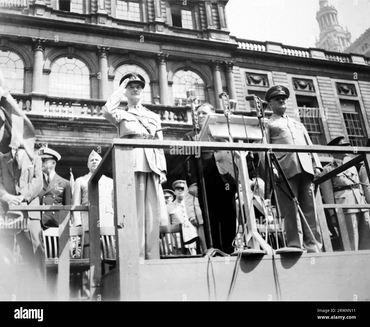 Sir John Dill si fa il saluto fuori dal municipio di New York. Fotografia rara: Da una collezione compilata da un militare britannico sconosciuto che copre la No. 1 Composite Demonstration, AA Battery, tour degli Stati Uniti, dall'11 luglio 1943. Si tratta di una delle oltre cento immagini della collezione che erano in media di circa 4 x 3 pollici. Foto Stock Sir John Dill si fa il saluto fuori dal municipio di New York. Fotografia rara: Da una collezione compilata da un militare britannico sconosciuto che copre la No. 1 Composite Demonstration, AA Battery, tour degli Stati Uniti, dall'11 luglio 1943. Si tratta di una delle oltre cento immagini della collezione che erano in media di circa 4 x 3 pollici. Foto Stock