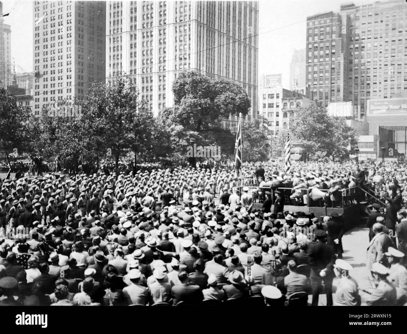 Folle a New York per la parata militare. Fotografia rara: Da una collezione compilata da un militare britannico sconosciuto che copre la No. 1 Composite Demonstration, AA Battery, tour degli Stati Uniti, dall'11 luglio 1943. Si tratta di una delle oltre cento immagini della collezione che erano in media di circa 4 x 3 pollici. Foto Stock Folle a New York per la parata militare. Fotografia rara: Da una collezione compilata da un militare britannico sconosciuto che copre la No. 1 Composite Demonstration, AA Battery, tour degli Stati Uniti, dall'11 luglio 1943. Si tratta di una delle oltre cento immagini della collezione che erano in media di circa 4 x 3 pollici. Foto Stock