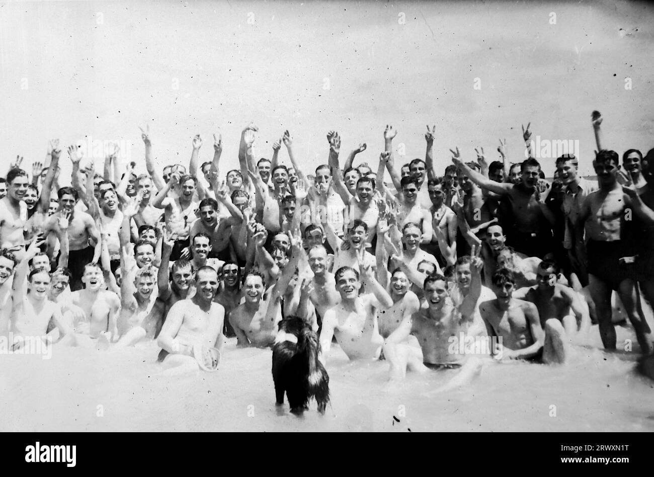 Una nuotata a Carolina Beach. Fotografia rara: Da una collezione compilata da un militare britannico sconosciuto che copre la No. 1 Composite Demonstration, AA Battery, tour degli Stati Uniti, dall'11 luglio 1943. Si tratta di una delle oltre cento immagini della collezione che erano in media di circa 4 x 3 pollici. Foto Stock Una nuotata a Carolina Beach. Fotografia rara: Da una collezione compilata da un militare britannico sconosciuto che copre la No. 1 Composite Demonstration, AA Battery, tour degli Stati Uniti, dall'11 luglio 1943. Si tratta di una delle oltre cento immagini della collezione che erano in media di circa 4 x 3 pollici. Foto Stock