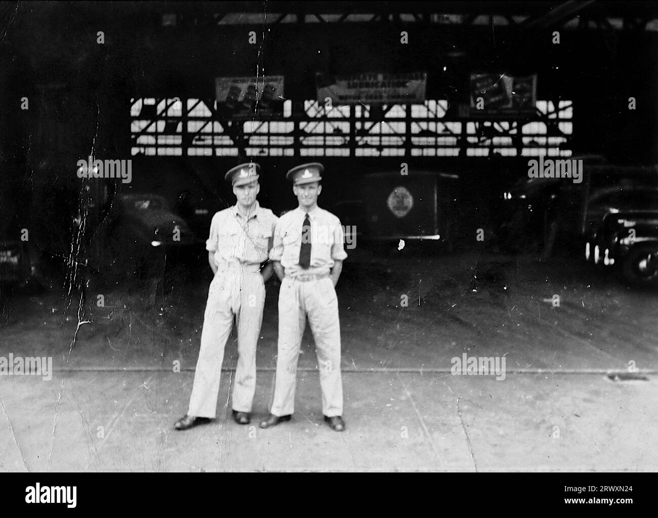 Due agenti di fronte a un garage. Fotografia rara: Da una collezione compilata da un militare britannico sconosciuto che copre la No. 1 Composite Demonstration, AA Battery, tour degli Stati Uniti, dall'11 luglio 1943. Si tratta di una delle oltre cento immagini della collezione che erano in media di circa 4 x 3 pollici. Foto Stock Due agenti di fronte a un garage. Fotografia rara: Da una collezione compilata da un militare britannico sconosciuto che copre la No. 1 Composite Demonstration, AA Battery, tour degli Stati Uniti, dall'11 luglio 1943. Si tratta di una delle oltre cento immagini della collezione che erano in media di circa 4 x 3 pollici. Foto Stock