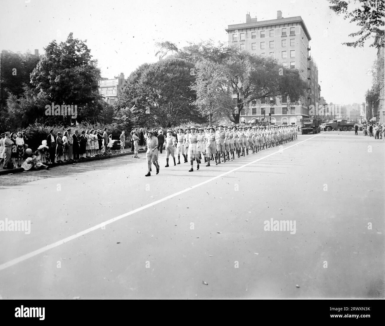 Sfilata attraverso Boston. Fotografia rara: Da una collezione compilata da un militare britannico sconosciuto che copre la No. 1 Composite Demonstration, AA Battery, tour degli Stati Uniti, dall'11 luglio 1943. Si tratta di una delle oltre cento immagini della collezione che erano in media di circa 4 x 3 pollici. Foto Stock