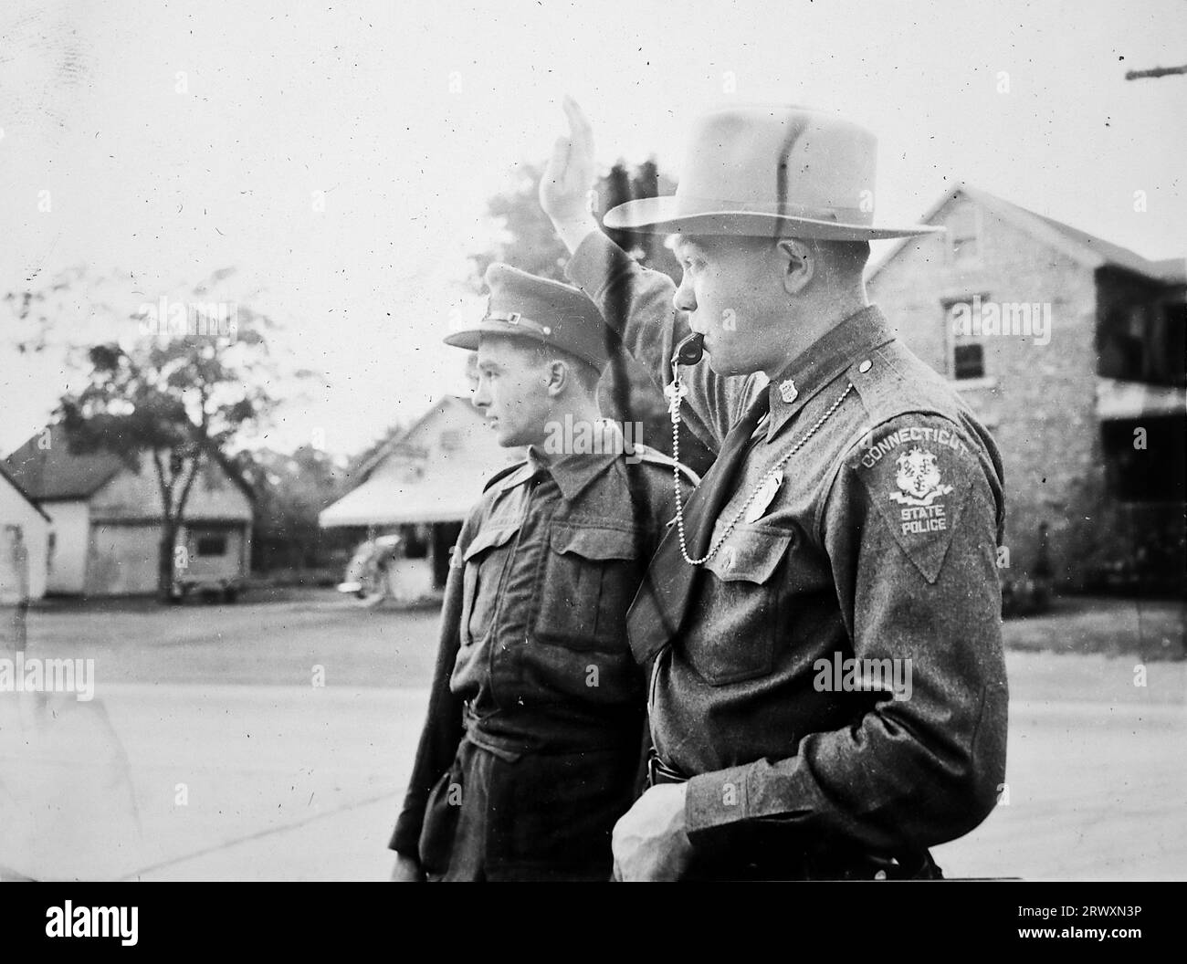 Un poliziotto americano che dirige il convoglio sulla strada per Boston. Fotografia rara: Da una collezione compilata da un militare britannico sconosciuto che copre la No. 1 Composite Demonstration, AA Battery, tour degli Stati Uniti, dall'11 luglio 1943. Si tratta di una delle oltre cento immagini della collezione che erano in media di circa 4 x 3 pollici. Foto Stock Un poliziotto americano che dirige il convoglio sulla strada per Boston. Fotografia rara: Da una collezione compilata da un militare britannico sconosciuto che copre la No. 1 Composite Demonstration, AA Battery, tour degli Stati Uniti, dall'11 luglio 1943. Si tratta di una delle oltre cento immagini della collezione che erano in media di circa 4 x 3 pollici. Foto Stock