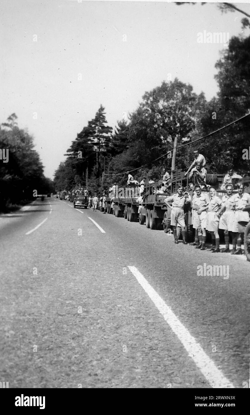 Una fermata sulla strada da New York a Boston. Fotografia rara: Da una collezione compilata da un militare britannico sconosciuto che copre la No. 1 Composite Demonstration, AA Battery, tour degli Stati Uniti, dall'11 luglio 1943. Si tratta di una delle oltre cento immagini della collezione che erano in media di circa 4 x 3 pollici. Foto Stock Una fermata sulla strada da New York a Boston. Fotografia rara: Da una collezione compilata da un militare britannico sconosciuto che copre la No. 1 Composite Demonstration, AA Battery, tour degli Stati Uniti, dall'11 luglio 1943. Si tratta di una delle oltre cento immagini della collezione che erano in media di circa 4 x 3 pollici. Foto Stock