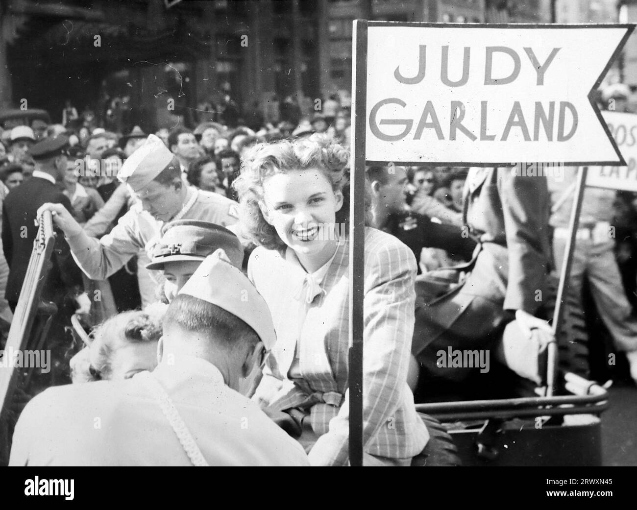 Sfilata a Boston in aiuto dei titoli di guerra: Judy Garland in uno dei veicoli da parata. Fotografia rara: Da una collezione compilata da un militare britannico sconosciuto che copre la No. 1 Composite Demonstration, AA Battery, tour degli Stati Uniti, dall'11 luglio 1943. Si tratta di una delle oltre cento immagini della collezione che erano in media di circa 4 x 3 pollici. Foto Stock Sfilata a Boston in aiuto dei titoli di guerra: Judy Garland in uno dei veicoli da parata. Fotografia rara: Da una collezione compilata da un militare britannico sconosciuto che copre la No. 1 Composite Demonstration, AA Battery, tour degli Stati Uniti, dall'11 luglio 1943. Si tratta di una delle oltre cento immagini della collezione che erano in media di circa 4 x 3 pollici. Foto Stock