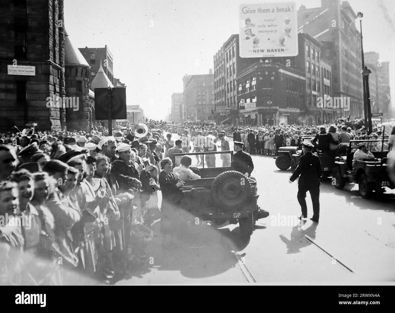 Sfilata a Boston in aiuto dei legami di guerra: Strade affollate. Fotografia rara: Da una collezione compilata da un militare britannico sconosciuto che copre la No. 1 Composite Demonstration, AA Battery, tour degli Stati Uniti, dall'11 luglio 1943. Si tratta di una delle oltre cento immagini della collezione che erano in media di circa 4 x 3 pollici. Foto Stock Sfilata a Boston in aiuto dei legami di guerra: Strade affollate. Fotografia rara: Da una collezione compilata da un militare britannico sconosciuto che copre la No. 1 Composite Demonstration, AA Battery, tour degli Stati Uniti, dall'11 luglio 1943. Si tratta di una delle oltre cento immagini della collezione che erano in media di circa 4 x 3 pollici. Foto Stock
