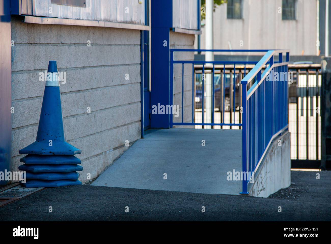 Rampa di accesso per disabili, con corrimano verniciato in blu Foto Stock
