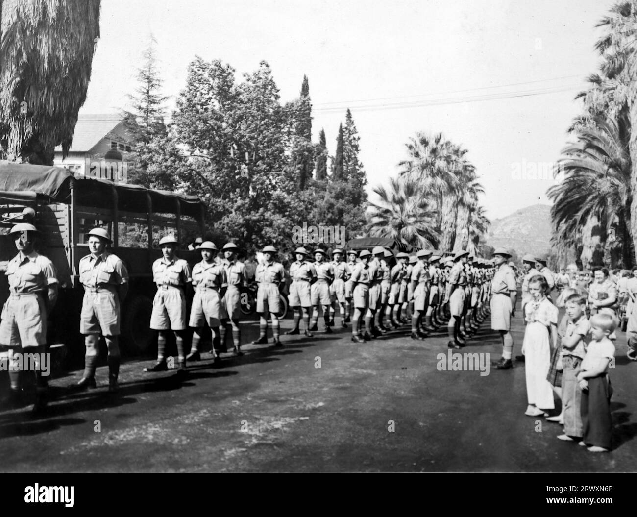 Sfilata a Riverside, California: In preparazione. Fotografia rara: Da una collezione compilata da un militare britannico sconosciuto che copre la No. 1 Composite Demonstration, AA Battery, tour degli Stati Uniti, dall'11 luglio 1943. Si tratta di una delle oltre cento immagini della collezione che erano in media di circa 4 x 3 pollici. Foto Stock Sfilata a Riverside, California: In preparazione. Fotografia rara: Da una collezione compilata da un militare britannico sconosciuto che copre la No. 1 Composite Demonstration, AA Battery, tour degli Stati Uniti, dall'11 luglio 1943. Si tratta di una delle oltre cento immagini della collezione che erano in media di circa 4 x 3 pollici. Foto Stock