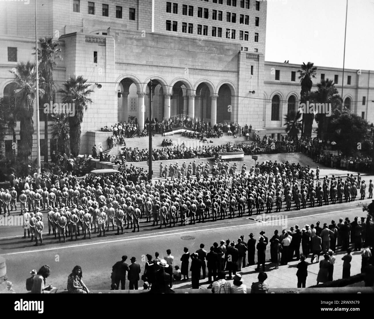 In parata fuori dal Municipio a Los Angeles, California. Fotografia rara: Da una collezione compilata da un militare britannico sconosciuto che copre la No. 1 Composite Demonstration, AA Battery, tour degli Stati Uniti, dall'11 luglio 1943. Si tratta di una delle oltre cento immagini della collezione che erano in media di circa 4 x 3 pollici. Foto Stock In parata fuori dal Municipio a Los Angeles, California. Fotografia rara: Da una collezione compilata da un militare britannico sconosciuto che copre la No. 1 Composite Demonstration, AA Battery, tour degli Stati Uniti, dall'11 luglio 1943. Si tratta di una delle oltre cento immagini della collezione che erano in media di circa 4 x 3 pollici. Foto Stock