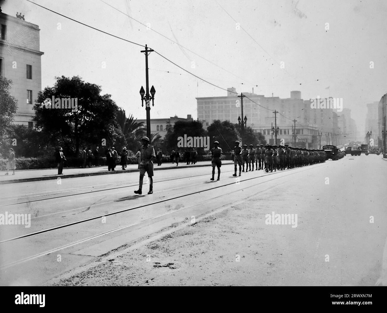 Parte della parata a Los Angeles. Fotografia rara: Da una collezione compilata da un militare britannico sconosciuto che copre la No. 1 Composite Demonstration, AA Battery, tour degli Stati Uniti, dall'11 luglio 1943. Si tratta di una delle oltre cento immagini della collezione che erano in media di circa 4 x 3 pollici. Foto Stock