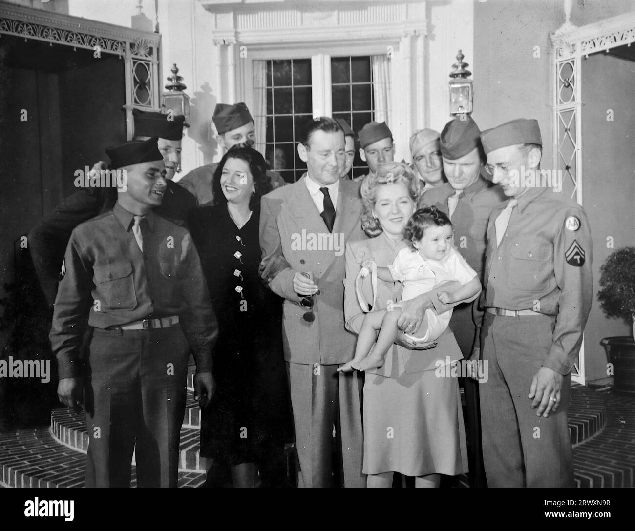 Kay Francis si unisce alla batteria per il tè al Mary Pickford's, Hollywood. Fotografia rara: Da una collezione compilata da un militare britannico sconosciuto che copre la No. 1 Composite Demonstration, AA Battery, tour degli Stati Uniti, dall'11 luglio 1943. Si tratta di una delle oltre cento immagini della collezione che erano in media di circa 4 x 3 pollici. Foto Stock Kay Francis si unisce alla batteria per il tè al Mary Pickford's, Hollywood. Fotografia rara: Da una collezione compilata da un militare britannico sconosciuto che copre la No. 1 Composite Demonstration, AA Battery, tour degli Stati Uniti, dall'11 luglio 1943. Si tratta di una delle oltre cento immagini della collezione che erano in media di circa 4 x 3 pollici. Foto Stock