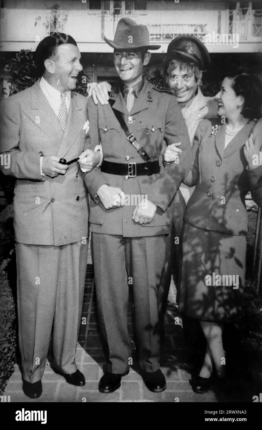 Un ufficiale che si scambiava cappelli con uno dei fratelli Marx, Hollywood. Fotografia rara: Da una collezione compilata da un militare britannico sconosciuto che copre la No. 1 Composite Demonstration, AA Battery, tour degli Stati Uniti, dall'11 luglio 1943. Si tratta di una delle oltre cento immagini della collezione che erano in media di circa 4 x 3 pollici. Foto Stock Un ufficiale che si scambiava cappelli con uno dei fratelli Marx, Hollywood. Fotografia rara: Da una collezione compilata da un militare britannico sconosciuto che copre la No. 1 Composite Demonstration, AA Battery, tour degli Stati Uniti, dall'11 luglio 1943. Si tratta di una delle oltre cento immagini della collezione che erano in media di circa 4 x 3 pollici. Foto Stock