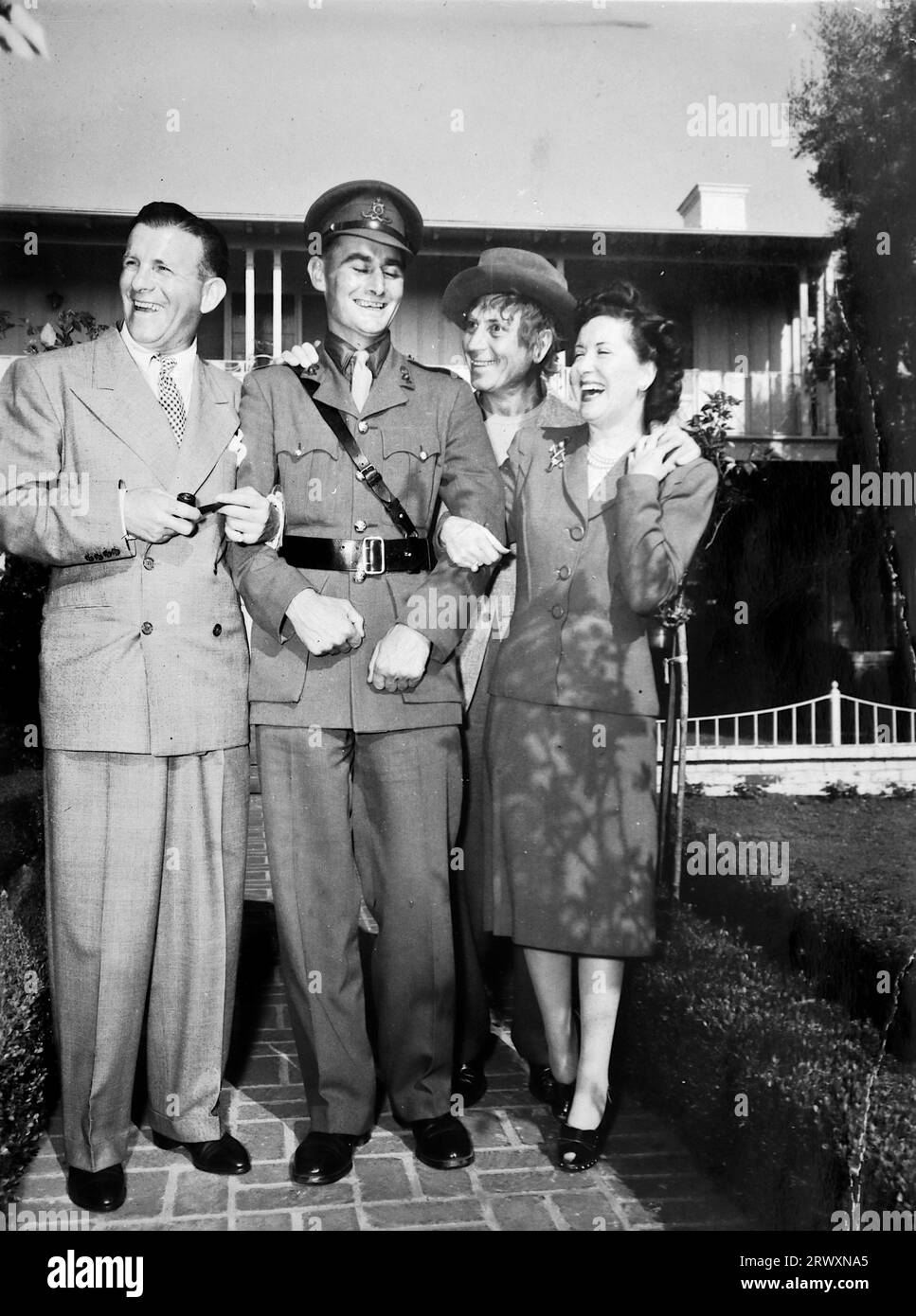 Un ufficiale con uno dei fratelli Marx e altri, Hollywood. Fotografia rara: Da una collezione compilata da un militare britannico sconosciuto che copre la No. 1 Composite Demonstration, AA Battery, tour degli Stati Uniti, dall'11 luglio 1943. Si tratta di una delle oltre cento immagini della collezione che erano in media di circa 4 x 3 pollici. Foto Stock Un ufficiale con uno dei fratelli Marx e altri, Hollywood. Fotografia rara: Da una collezione compilata da un militare britannico sconosciuto che copre la No. 1 Composite Demonstration, AA Battery, tour degli Stati Uniti, dall'11 luglio 1943. Si tratta di una delle oltre cento immagini della collezione che erano in media di circa 4 x 3 pollici. Foto Stock