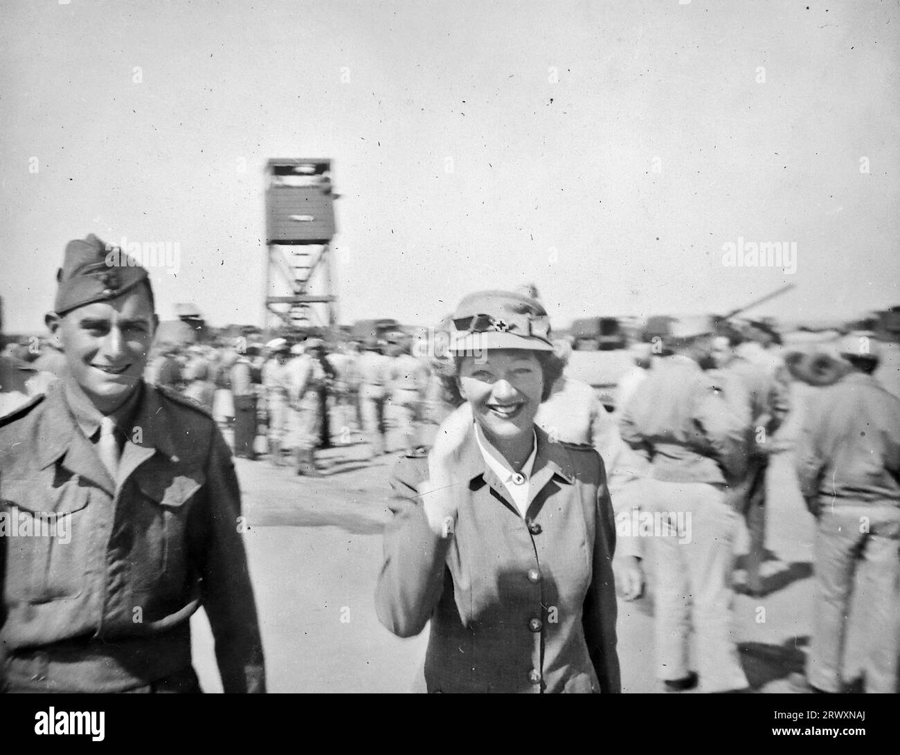 Gertrude Lawrence che arriva per dare uno spettacolo, luogo poco chiaro, forse Santa Monica. Fotografia rara: Da una collezione compilata da un militare britannico sconosciuto che copre la No. 1 Composite Demonstration, AA Battery, tour degli Stati Uniti, dall'11 luglio 1943. Si tratta di una delle oltre cento immagini della collezione che erano in media di circa 4 x 3 pollici. Foto Stock Gertrude Lawrence che arriva per dare uno spettacolo, luogo poco chiaro, forse Santa Monica. Fotografia rara: Da una collezione compilata da un militare britannico sconosciuto che copre la No. 1 Composite Demonstration, AA Battery, tour degli Stati Uniti, dall'11 luglio 1943. Si tratta di una delle oltre cento immagini della collezione che erano in media di circa 4 x 3 pollici. Foto Stock