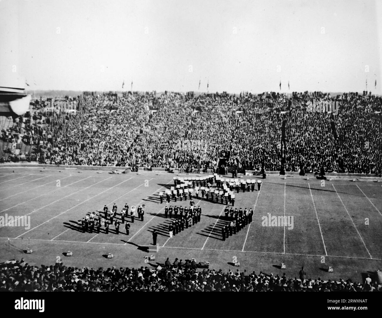 Partita di football a San Francisco. Fotografia rara: Da una collezione compilata da un militare britannico sconosciuto che copre la No. 1 Composite Demonstration, AA Battery, tour degli Stati Uniti, dall'11 luglio 1943. Si tratta di una delle oltre cento immagini della collezione che erano in media di circa 4 x 3 pollici. Foto Stock Partita di football a San Francisco. Fotografia rara: Da una collezione compilata da un militare britannico sconosciuto che copre la No. 1 Composite Demonstration, AA Battery, tour degli Stati Uniti, dall'11 luglio 1943. Si tratta di una delle oltre cento immagini della collezione che erano in media di circa 4 x 3 pollici. Foto Stock