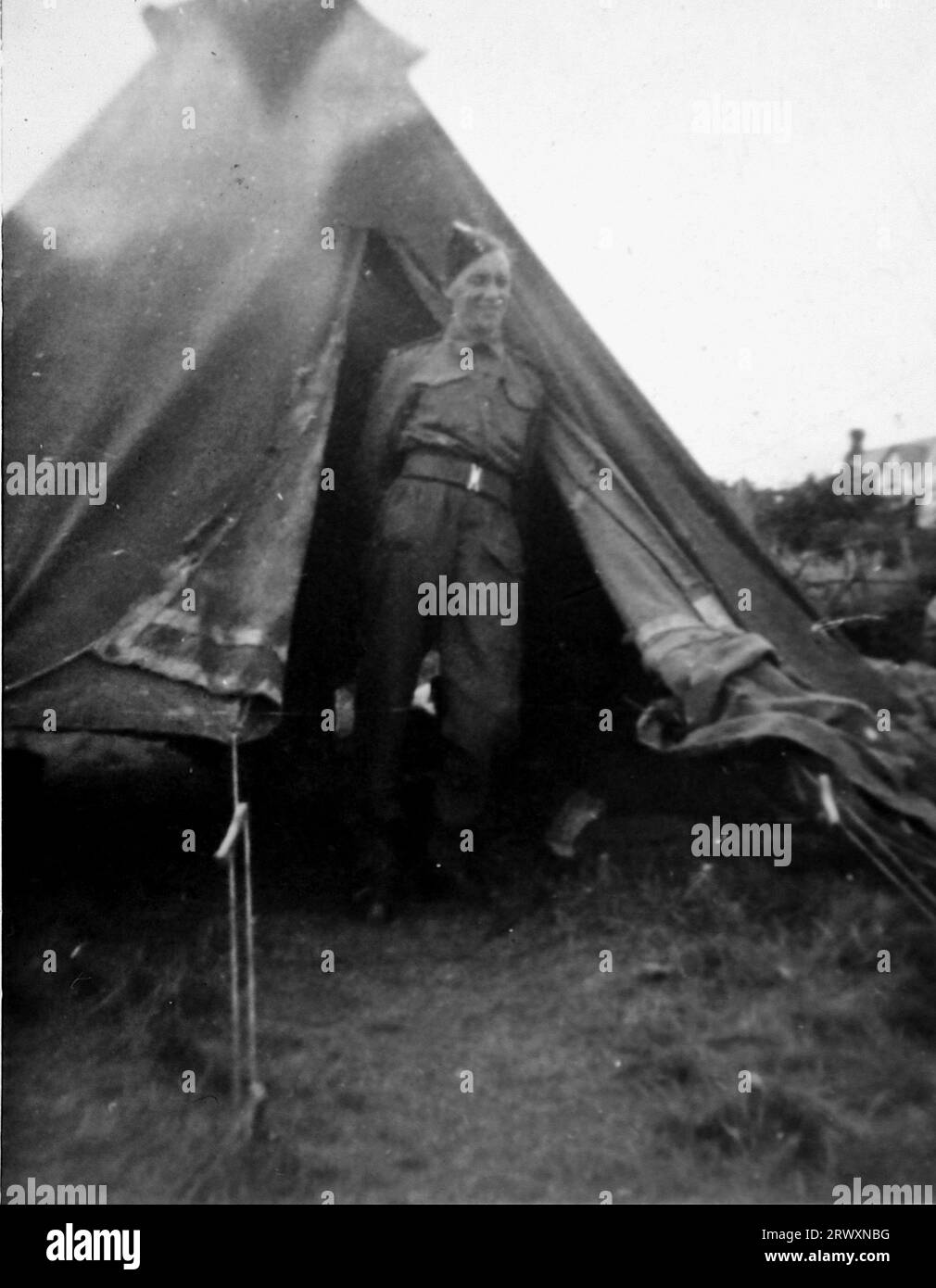 Un soldato all'apertura di una tenda. Probabilmente Hastings UK prima del tour negli Stati Uniti: Da una collezione compilata da un militare britannico sconosciuto che copre la No. 1 Composite Demonstration, AA Battery, tour degli Stati Uniti, dall'11 luglio 1943. Si tratta di una delle oltre cento immagini della collezione che erano in media di circa 4 x 3 pollici. Foto Stock