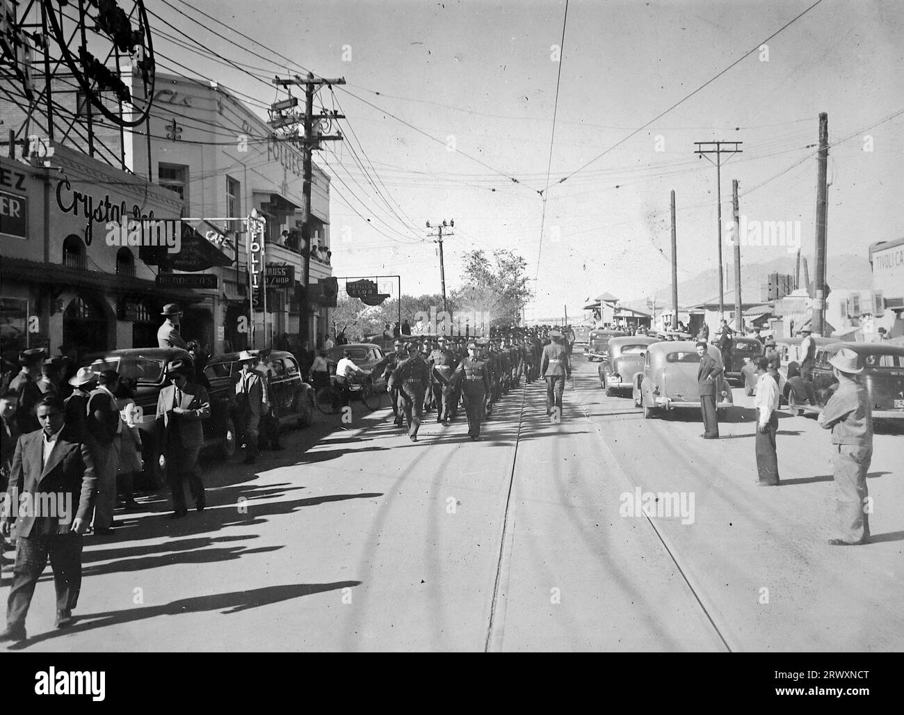 Marciando attraverso una città di confine, in Messico. Fotografia rara: Da una collezione compilata da un militare britannico sconosciuto che copre la No. 1 Composite Demonstration, AA Battery, tour degli Stati Uniti, dall'11 luglio 1943. Si tratta di una delle oltre cento immagini della collezione che erano in media di circa 4 x 3 pollici. Foto Stock Marciando attraverso una città di confine, in Messico. Fotografia rara: Da una collezione compilata da un militare britannico sconosciuto che copre la No. 1 Composite Demonstration, AA Battery, tour degli Stati Uniti, dall'11 luglio 1943. Si tratta di una delle oltre cento immagini della collezione che erano in media di circa 4 x 3 pollici. Foto Stock