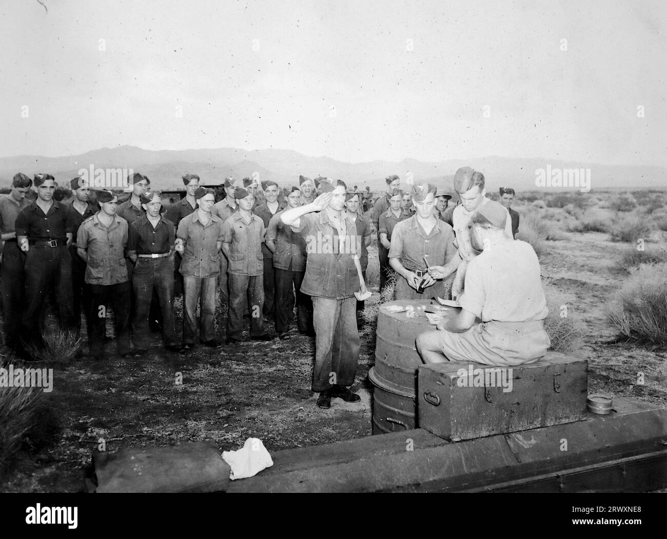 Truppe britanniche in attesa della loro paga in un campo in Texas. Fotografia rara: Da una collezione compilata da un militare britannico sconosciuto che copre la No. 1 Composite Demonstration, AA Battery, tour degli Stati Uniti, dall'11 luglio 1943. Si tratta di una delle oltre cento immagini della collezione che erano in media di circa 4 x 3 pollici. Foto Stock Truppe britanniche in attesa della loro paga in un campo in Texas. Fotografia rara: Da una collezione compilata da un militare britannico sconosciuto che copre la No. 1 Composite Demonstration, AA Battery, tour degli Stati Uniti, dall'11 luglio 1943. Si tratta di una delle oltre cento immagini della collezione che erano in media di circa 4 x 3 pollici. Foto Stock