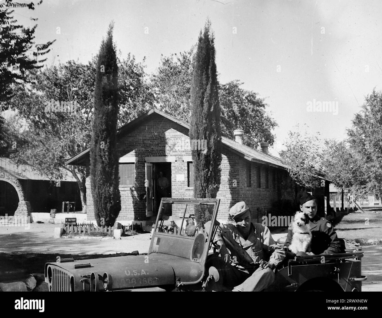 Una baracca, El Paso, Texas. Fotografia rara: Da una collezione compilata da un militare britannico sconosciuto che copre la No. 1 Composite Demonstration, AA Battery, tour degli Stati Uniti, dall'11 luglio 1943. Si tratta di una delle oltre cento immagini della collezione che erano in media di circa 4 x 3 pollici. Foto Stock Una baracca, El Paso, Texas. Fotografia rara: Da una collezione compilata da un militare britannico sconosciuto che copre la No. 1 Composite Demonstration, AA Battery, tour degli Stati Uniti, dall'11 luglio 1943. Si tratta di una delle oltre cento immagini della collezione che erano in media di circa 4 x 3 pollici. Foto Stock