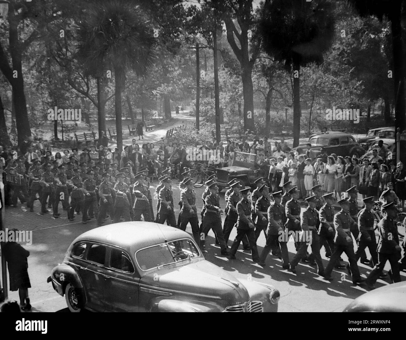 Sfilata attraverso Savanah, Georgia. Fotografia rara: Da una collezione compilata da un militare britannico sconosciuto che copre la No. 1 Composite Demonstration, AA Battery, tour degli Stati Uniti, dall'11 luglio 1943. Si tratta di una delle oltre cento immagini della collezione che erano in media di circa 4 x 3 pollici. Foto Stock Sfilata attraverso Savanah, Georgia. Fotografia rara: Da una collezione compilata da un militare britannico sconosciuto che copre la No. 1 Composite Demonstration, AA Battery, tour degli Stati Uniti, dall'11 luglio 1943. Si tratta di una delle oltre cento immagini della collezione che erano in media di circa 4 x 3 pollici. Foto Stock
