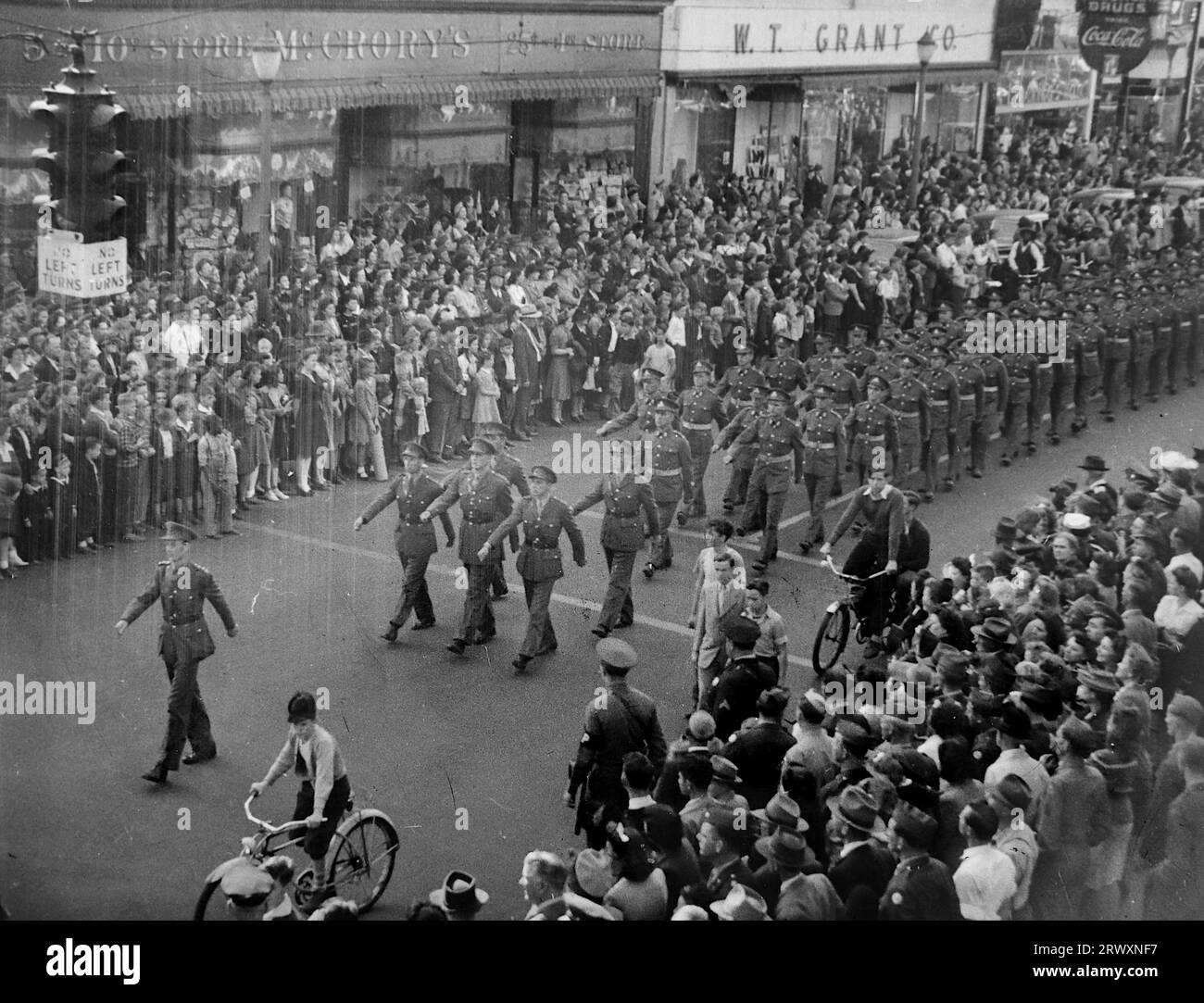 Sfilata attraverso High Street, Savanah, Georgia. Fotografia rara: Da una collezione compilata da un militare britannico sconosciuto che copre la No. 1 Composite Demonstration, AA Battery, tour degli Stati Uniti, dall'11 luglio 1943. Si tratta di una delle oltre cento immagini della collezione che erano in media di circa 4 x 3 pollici. Foto Stock Sfilata attraverso High Street, Savanah, Georgia. Fotografia rara: Da una collezione compilata da un militare britannico sconosciuto che copre la No. 1 Composite Demonstration, AA Battery, tour degli Stati Uniti, dall'11 luglio 1943. Si tratta di una delle oltre cento immagini della collezione che erano in media di circa 4 x 3 pollici. Foto Stock
