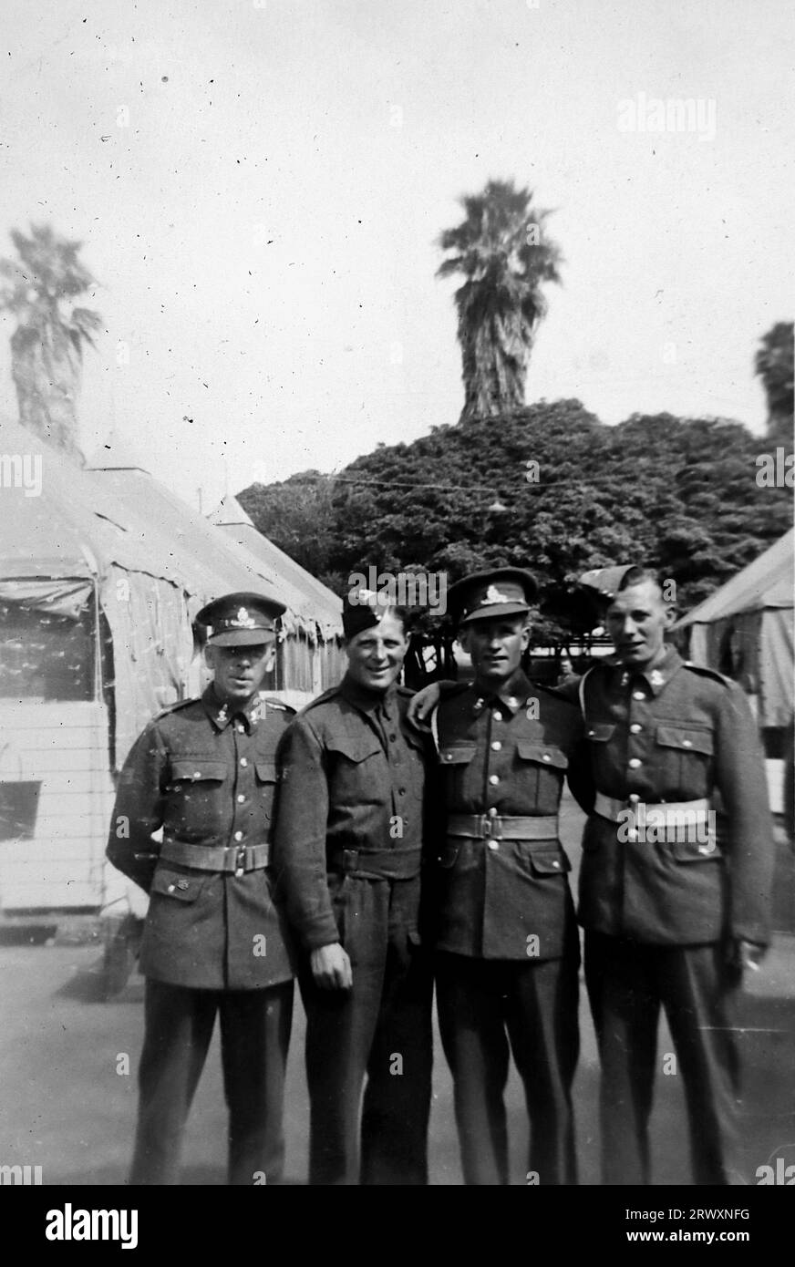 Un gruppo di quattro soldati, presi nel campo in Texas. Fotografia rara: Da una collezione compilata da un militare britannico sconosciuto che copre la No. 1 Composite Demonstration, AA Battery, tour degli Stati Uniti, dall'11 luglio 1943. Si tratta di una delle oltre cento immagini della collezione che erano in media di circa 4 x 3 pollici. Foto Stock Un gruppo di quattro soldati, presi nel campo in Texas. Fotografia rara: Da una collezione compilata da un militare britannico sconosciuto che copre la No. 1 Composite Demonstration, AA Battery, tour degli Stati Uniti, dall'11 luglio 1943. Si tratta di una delle oltre cento immagini della collezione che erano in media di circa 4 x 3 pollici. Foto Stock