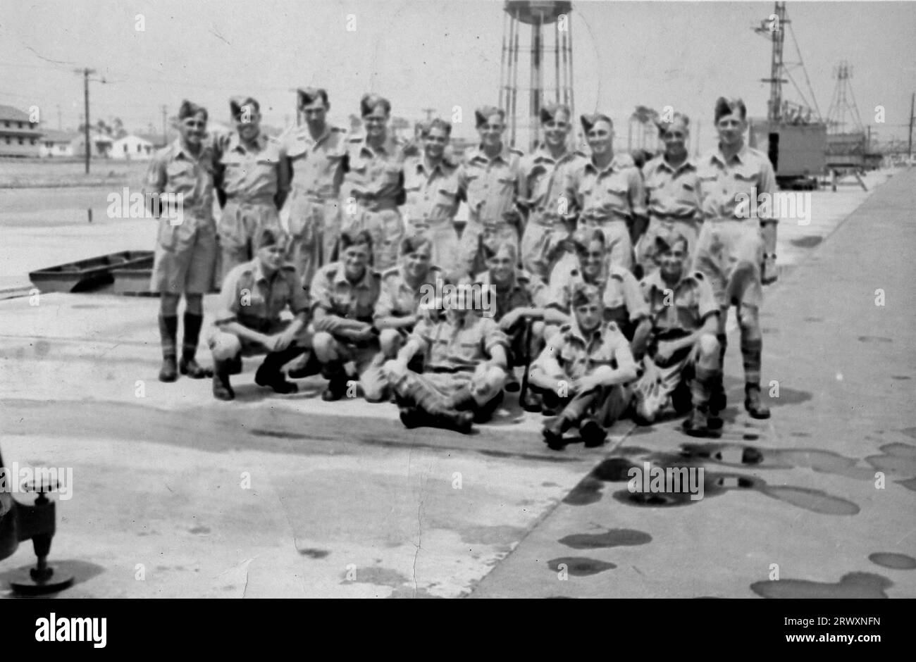 Command Post, Texas, foto di gruppo. Fotografia rara: Da una collezione compilata da un militare britannico sconosciuto che copre la No. 1 Composite Demonstration, AA Battery, tour degli Stati Uniti, dall'11 luglio 1943. Si tratta di una delle oltre cento immagini della collezione che erano in media di circa 4 x 3 pollici. Foto Stock Command Post, Texas, foto di gruppo. Fotografia rara: Da una collezione compilata da un militare britannico sconosciuto che copre la No. 1 Composite Demonstration, AA Battery, tour degli Stati Uniti, dall'11 luglio 1943. Si tratta di una delle oltre cento immagini della collezione che erano in media di circa 4 x 3 pollici. Foto Stock