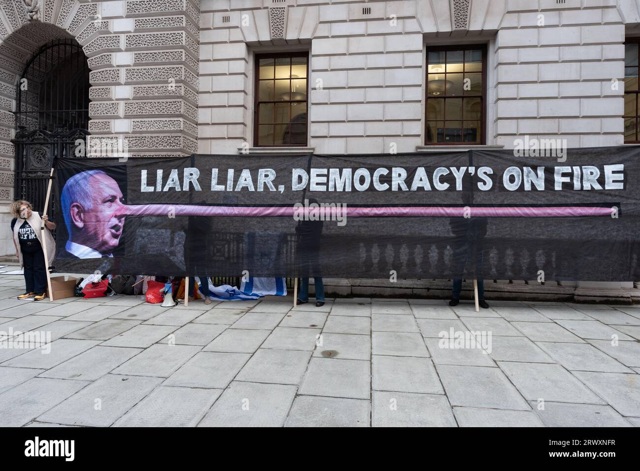 Londra, Regno Unito. 21 settembre 2023. i democratici anglo-israeliani mostrano un gigantesco striscione raffigurante il primo ministro israeliano di destra Benjamin Netanyahu come Pinocchio durante una protesta fuori dal Foreign, Commonwealth & Development Office alla vigilia di un discorso di Netanyahu all'Assemblea generale delle Nazioni Unite a New York, U.S. Credit: Ron Fassbender/Alamy Live News Foto Stock