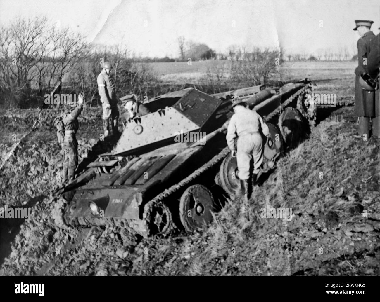 Un veicolo blindato che si trova in difficoltà su una ripida pendenza. Posizione non chiara. Fotografia rara: Da una collezione compilata da un militare britannico sconosciuto che copre la No. 1 Composite Demonstration, AA Battery, tour degli Stati Uniti, dall'11 luglio 1943. Si tratta di una delle oltre cento immagini della collezione che erano in media di circa 4 x 3 pollici. Foto Stock Un veicolo blindato che si trova in difficoltà su una ripida pendenza. Posizione non chiara. Fotografia rara: Da una collezione compilata da un militare britannico sconosciuto che copre la No. 1 Composite Demonstration, AA Battery, tour degli Stati Uniti, dall'11 luglio 1943. Si tratta di una delle oltre cento immagini della collezione che erano in media di circa 4 x 3 pollici. Foto Stock