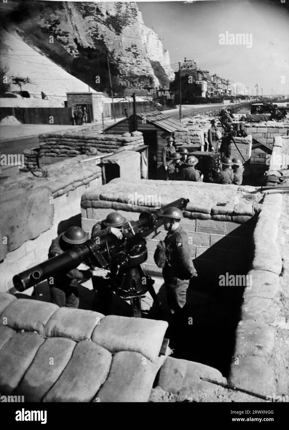 Difesa del fronte mare della guardia domestica, posizione poco chiara, ma probabilmente dover, Inghilterra. Foto rara che proviene da una collezione compilata da un militare britannico sconosciuto che copre la No. 1 Composite Demonstration, AA Battery, tour degli Stati Uniti, dall'11 luglio 1943. Si tratta di una delle oltre cento immagini della collezione che erano in media di circa 4 x 3 pollici. Foto Stock Difesa del fronte mare della guardia domestica, posizione poco chiara, ma probabilmente dover, Inghilterra. Foto rara che proviene da una collezione compilata da un militare britannico sconosciuto che copre la No. 1 Composite Demonstration, AA Battery, tour degli Stati Uniti, dall'11 luglio 1943. Si tratta di una delle oltre cento immagini della collezione che erano in media di circa 4 x 3 pollici. Foto Stock