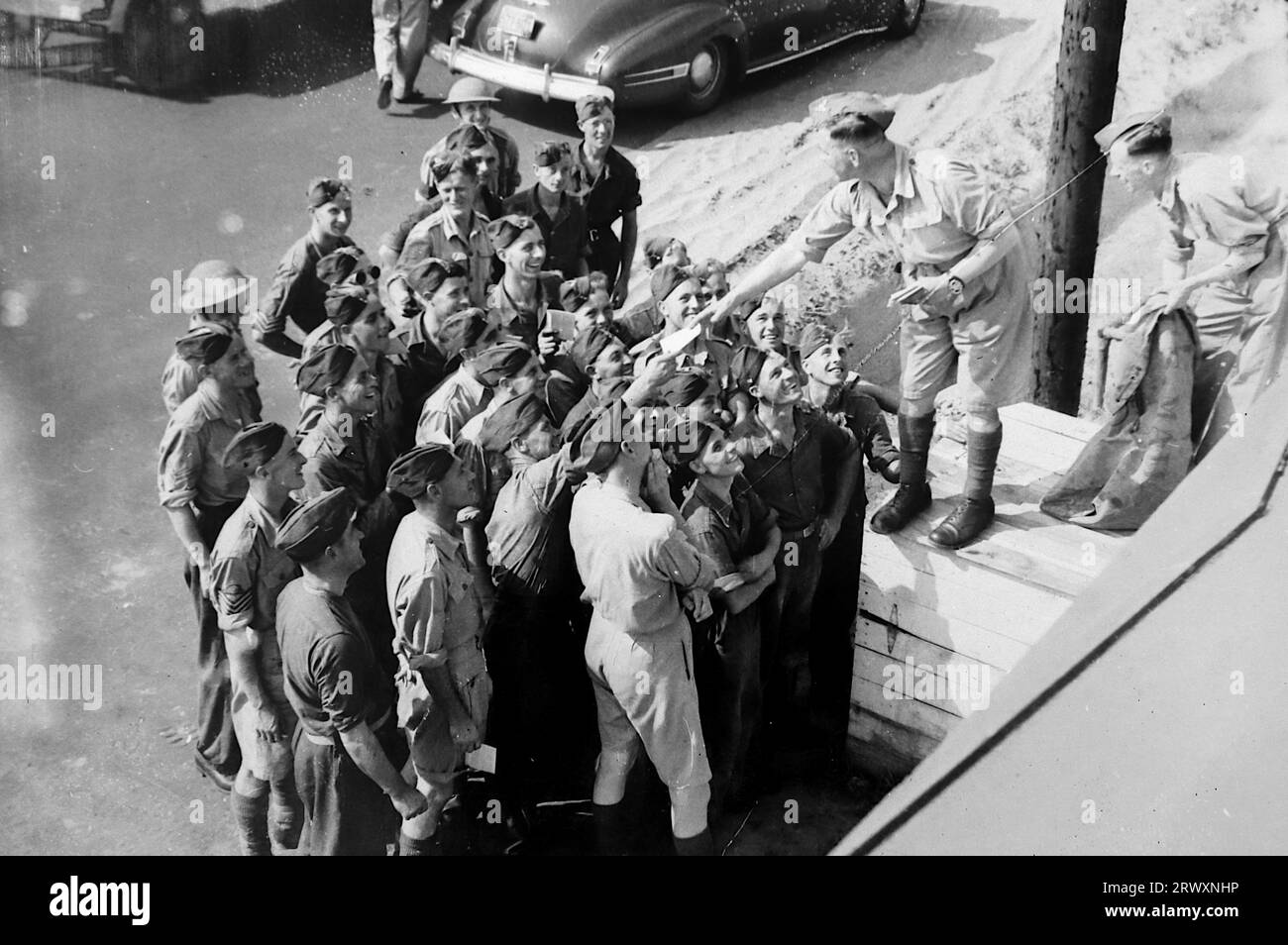 Posta consegnata a un gruppo di militari, posizione poco chiara. Foto rara che proviene da una collezione compilata da un militare britannico sconosciuto che copre la No. 1 Composite Demonstration, AA Battery, tour degli Stati Uniti, dall'11 luglio 1943. Si tratta di una delle oltre cento immagini della collezione che erano in media di circa 4 x 3 pollici. Foto Stock Posta consegnata a un gruppo di militari, posizione poco chiara. Foto rara che proviene da una collezione compilata da un militare britannico sconosciuto che copre la No. 1 Composite Demonstration, AA Battery, tour degli Stati Uniti, dall'11 luglio 1943. Si tratta di una delle oltre cento immagini della collezione che erano in media di circa 4 x 3 pollici. Foto Stock