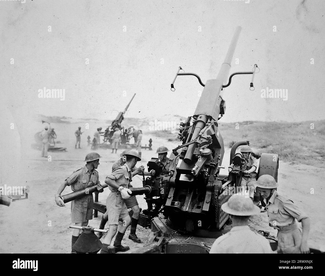 Dimostrazione di cannoni e equipaggi antiaerei dell'esercito britannico in azione. Foto rara che proviene da una collezione compilata da un militare britannico sconosciuto che copre la No. 1 Composite Demonstration, AA Battery, tour degli Stati Uniti, dall'11 luglio 1943. Si tratta di una delle oltre cento immagini della collezione che erano in media di circa 4 x 3 pollici. Foto Stock Dimostrazione di cannoni e equipaggi antiaerei dell'esercito britannico in azione. Foto rara che proviene da una collezione compilata da un militare britannico sconosciuto che copre la No. 1 Composite Demonstration, AA Battery, tour degli Stati Uniti, dall'11 luglio 1943. Si tratta di una delle oltre cento immagini della collezione che erano in media di circa 4 x 3 pollici. Foto Stock