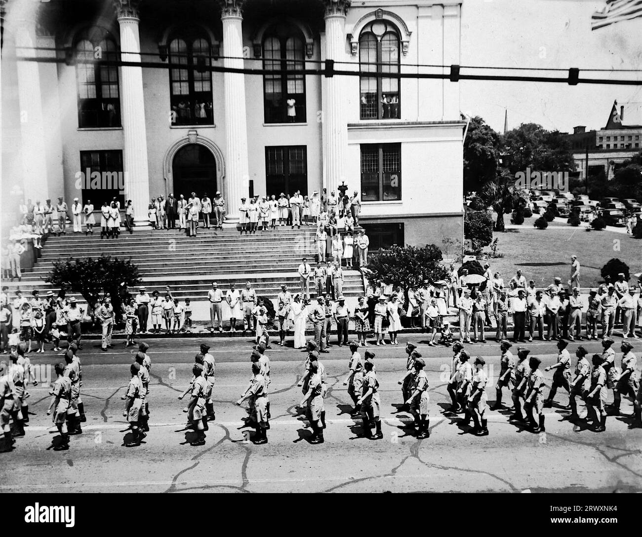 Una parata di fronte ai dignitari. Forse a Santa Cruz o da qualche parte vicino al confine messicano. Foto rara che proviene da una collezione compilata da un militare britannico sconosciuto che copre la No. 1 Composite Demonstration, AA Battery, tour degli Stati Uniti, dall'11 luglio 1943. Si tratta di una delle oltre cento immagini della collezione che erano in media di circa 4 x 3 pollici. Foto Stock