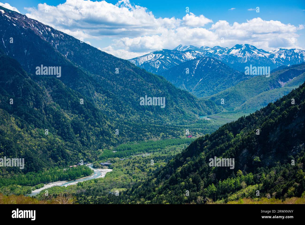 Fiume Azusa, stagno di Taisho e Norikura-dake a Kamikochi Foto Stock