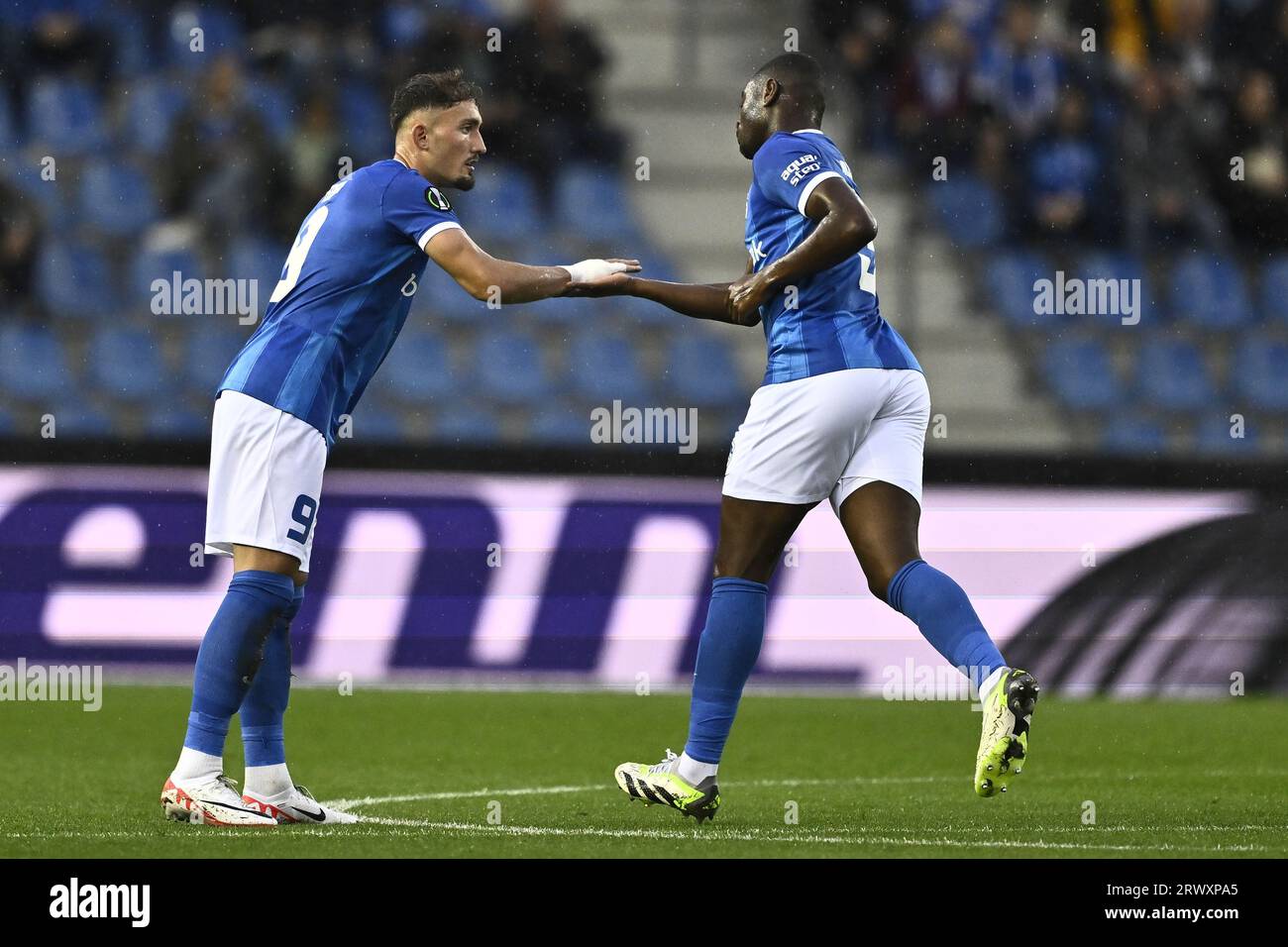 Bruxelles, Belgio. 21 settembre 2023. Andi Zeqiri di Genk e Mujaid Sadick Aliu di Genk celebrano dopo aver segnato il gol 1-1 durante una partita di calcio tra il belga KRC Genk e l'italiano ACF Fiorentina, il giorno 1 della fase a gironi della UEFA Conference League, nel gruppo F, giovedì 21 settembre 2023 a Genk. BELGA PHOTO JOHAN EYCKENS Credit: Belga News Agency/Alamy Live News Foto Stock