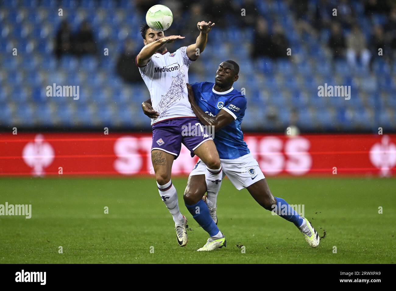 Bruxelles, Belgio. 21 settembre 2023. Riccardo Sottil della Fiorentina e Mujaid Sadick Aliu di Genk combattono per la palla durante una partita di calcio tra il belga KRC Genk e l'italiano ACF Fiorentina, nel giorno 1 della fase a gironi della UEFA Conference League, nel gruppo F, giovedì 21 settembre 2023 a Genk. BELGA PHOTO JOHAN EYCKENS Credit: Belga News Agency/Alamy Live News Foto Stock