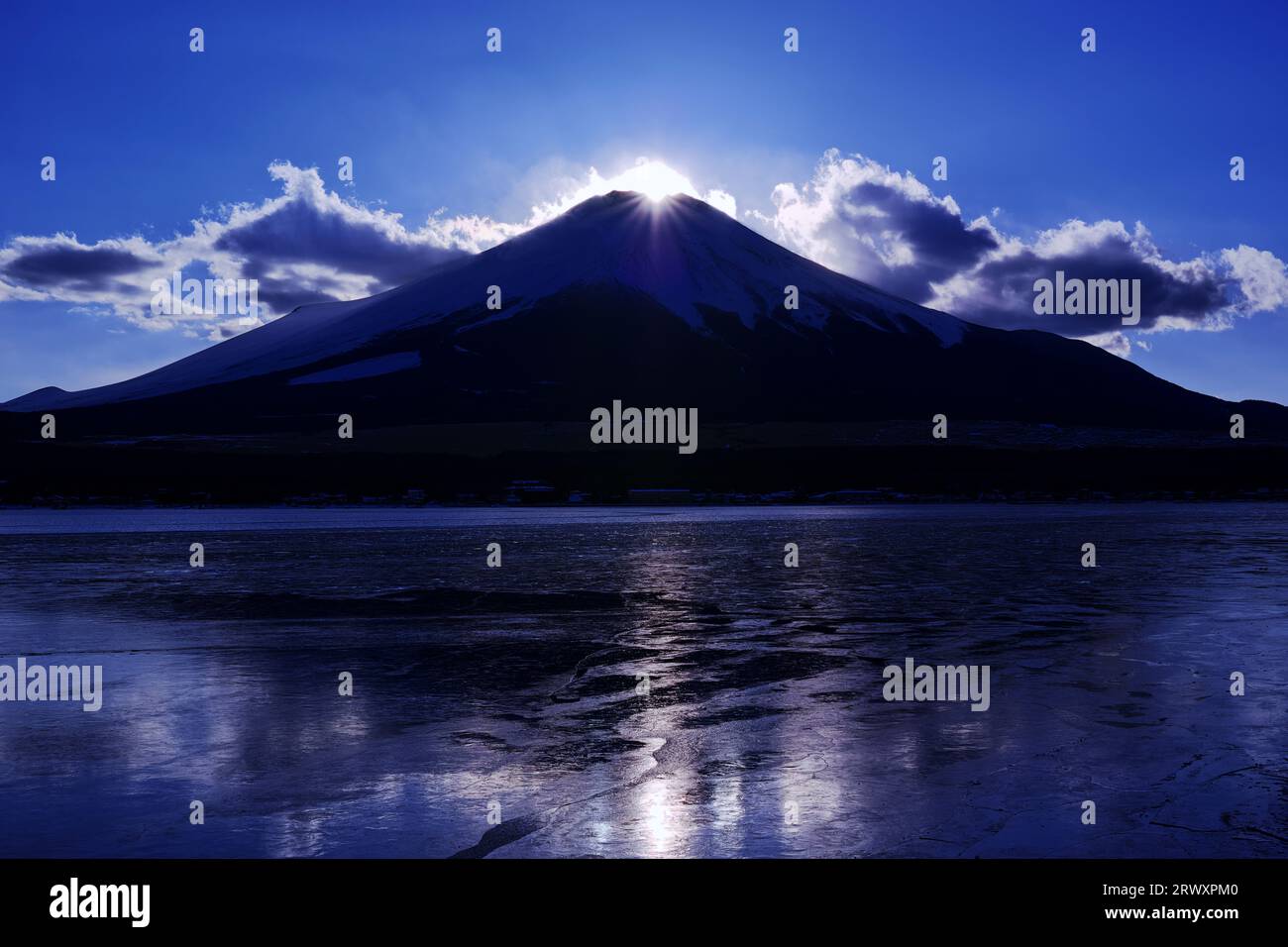 Diamond Fuji visto dal lago ghiacciato Yamanaka Foto Stock