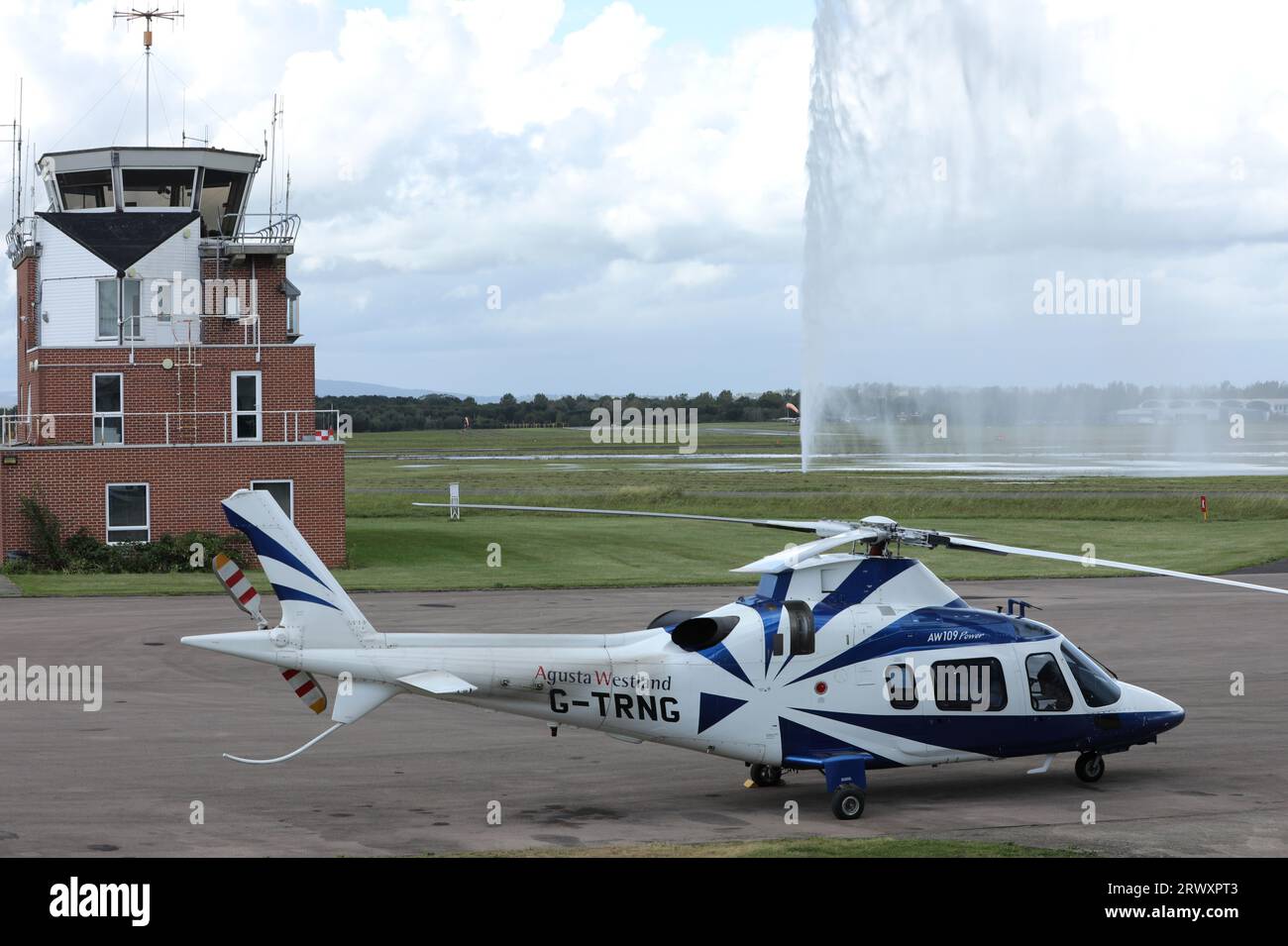 Il tubo dell'acqua di Severn Trent è scoppiato sotto la pista erbosa dell'aeroporto di Gloucestershire, Staverton, vicino a Cheltenham, inviando torrenti d'acqua verso il cielo. Foto Stock
