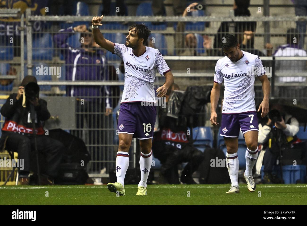 Bruxelles, Belgio. 21 settembre 2023. Luca Ranieri della Fiorentina festeggia dopo aver segnato il gol 1-2 durante una partita di calcio tra il belga KRC Genk e l'italiano ACF Fiorentina, il giorno 1 della fase a gironi della UEFA Conference League, nel gruppo F, giovedì 21 settembre 2023 a Genk. BELGA PHOTO JOHAN EYCKENS Credit: Belga News Agency/Alamy Live News Foto Stock