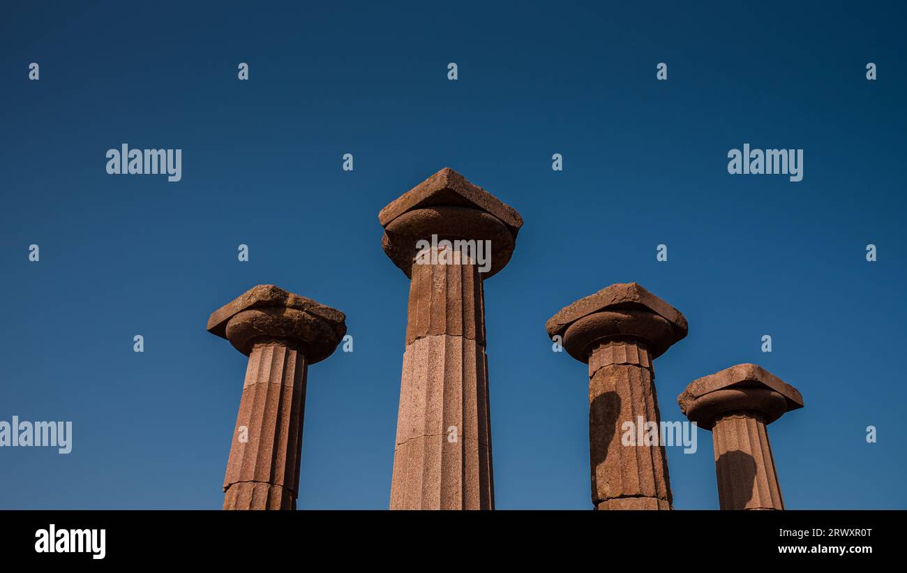 Antiche colonne del Tempio di Atena, Assos, Canakkale, Turchia, il Tempio di Atena nel sito archeologico dell'antica Assos a Behramkale, Turchia. H Foto Stock