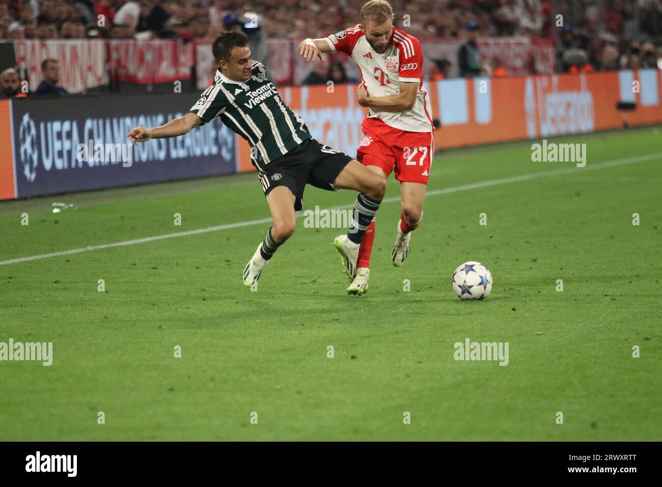 MONACO, Germania. , . 15 Sergio REGUILON contro 27 Konrad LAIMER, durante la UEFA Champions League Goup Una partita tra FC BAYERN Muenchen e MANCHESTER-UNITED all'Allianz Arena, lo stadio di Monaco il 20 settembre. A Muenchen (foto di Arthur THILL/ATP Images) (THILL Arthur/ATP/SPP) credito: SPP Sport Press Photo. /Alamy Live News Foto Stock