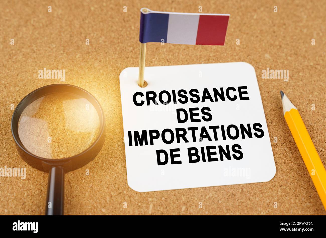 Economia e finanza. Sul tavolo ci sono una lente d'ingrandimento, una matita, la bandiera della Francia e un foglio di carta con l'iscrizione - crescita in i Foto Stock