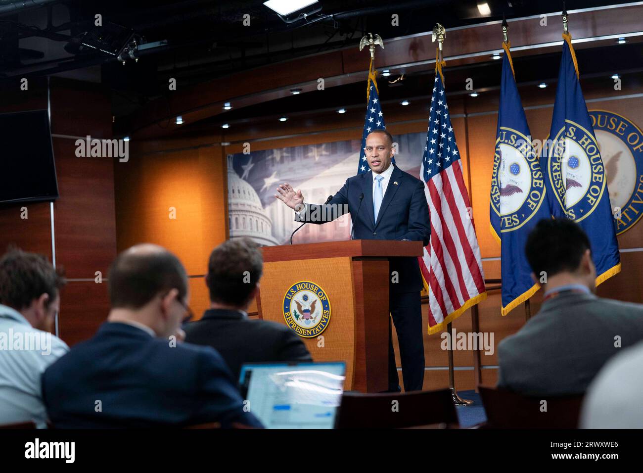 Washington, Stati Uniti. 21 settembre 2023. Il leader della minoranza Hakeem Jeffries, D-NY, parla durante la sua conferenza stampa settimanale al Campidoglio degli Stati Uniti a Washington, DC giovedì 21 settembre 2023. Jeffries ha parlato dopo che i repubblicani della camera non sono riusciti a far avanzare il loro disegno di legge per la spesa del pentagono al dibattito per la seconda volta questa settimana. Foto di Bonnie Cash/UPI credito: UPI/Alamy Live News Foto Stock