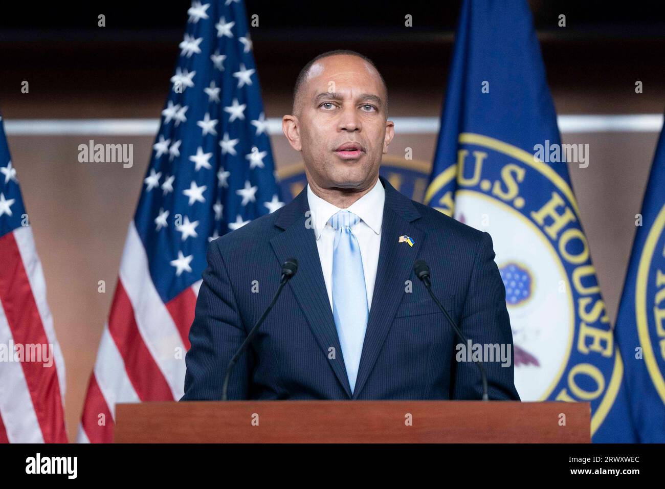 Washington, Stati Uniti. 21 settembre 2023. Il leader della minoranza Hakeem Jeffries, D-NY, parla durante la sua conferenza stampa settimanale al Campidoglio degli Stati Uniti a Washington, DC giovedì 21 settembre 2023. Jeffries ha parlato dopo che i repubblicani della camera non sono riusciti a far avanzare il loro disegno di legge per la spesa del pentagono al dibattito per la seconda volta questa settimana. Foto di Bonnie Cash/UPI credito: UPI/Alamy Live News Foto Stock