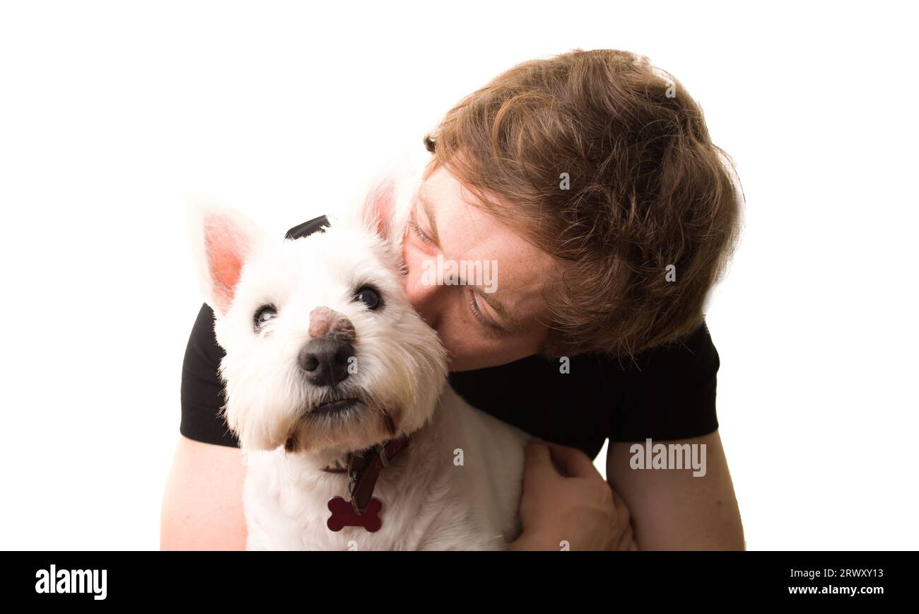 Un uomo che abbraccia il suo cane. Foto Stock