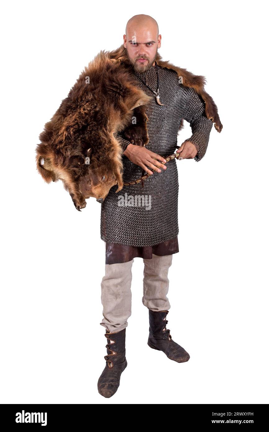 vichingo medievale con catena di distribuzione e un tappeto in pelle d'orso. Isolato su bianco Foto Stock
