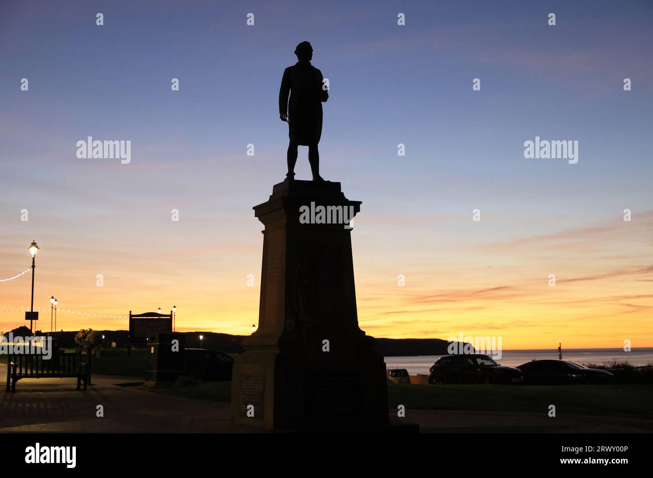 Monumento al capitano James Cook, gli uomini che costruirono le sue navi Whitby per i suoi grandi viaggi di esplorazione e gli uomini che navigarono con lui, sulla West Cliff. Foto Stock