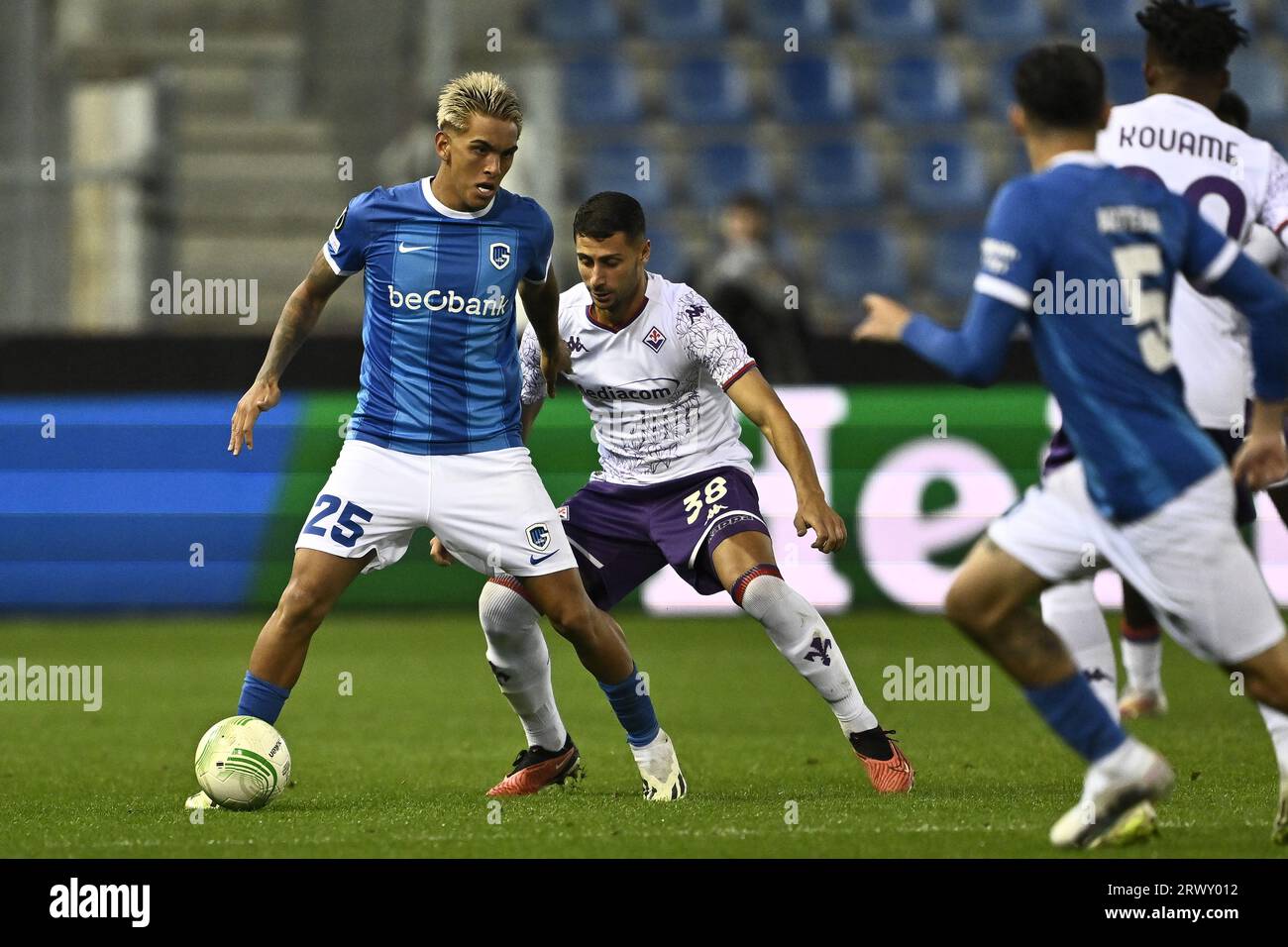 Bruxelles, Belgio. 21 settembre 2023. Matias Galarza di Genk e Rolando Mandragora della Fiorentina lottano per la palla durante una partita di calcio tra il belga KRC Genk e l'italiano ACF Fiorentina, il giorno 1 della fase a gironi della UEFA Conference League, nel gruppo F, giovedì 21 settembre 2023 a Genk. BELGA PHOTO JOHAN EYCKENS Credit: Belga News Agency/Alamy Live News Foto Stock